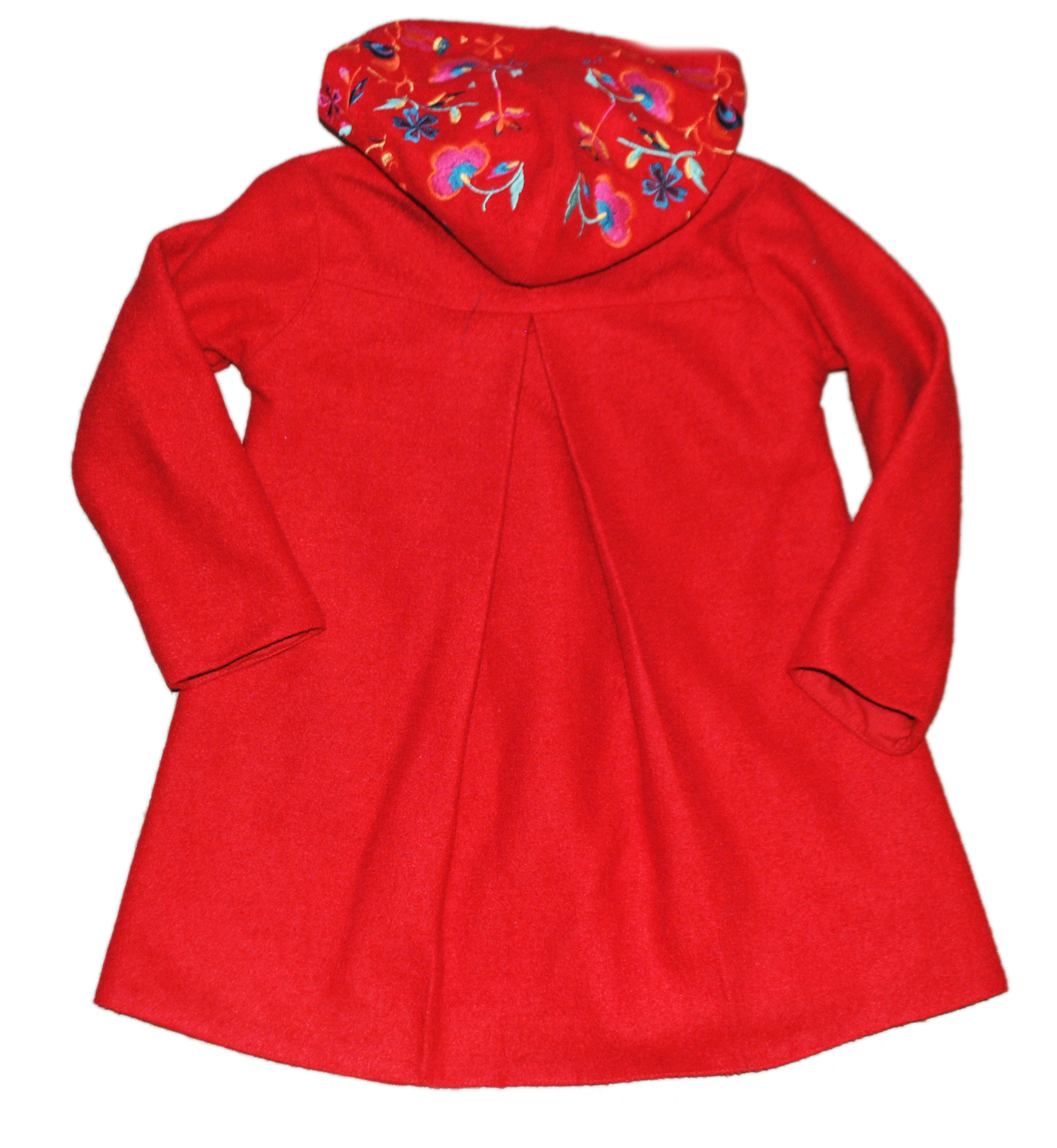 Фото 2: Шерстяное пальто с глубоким капюшоном, застегивается на кнопки, накладные карманы, пуговицы карманы и капюшон расшиты яркими цветами.