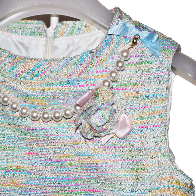 Фото 2: Платье Paeseggino украшено жемчужинами и брошью
