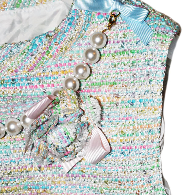 Фото 4: Платье Paeseggino украшено жемчужинами и брошью
