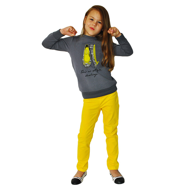 Детская футболка с длинным рукавом цвета маренго. Рисунок на футболке украшен стразами. Фото: 7