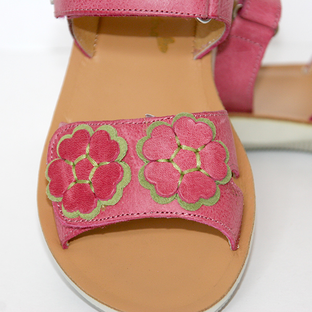 Сандалии Naturino украшены аппликацией контрастных кожаных цветков. Фото: 6
