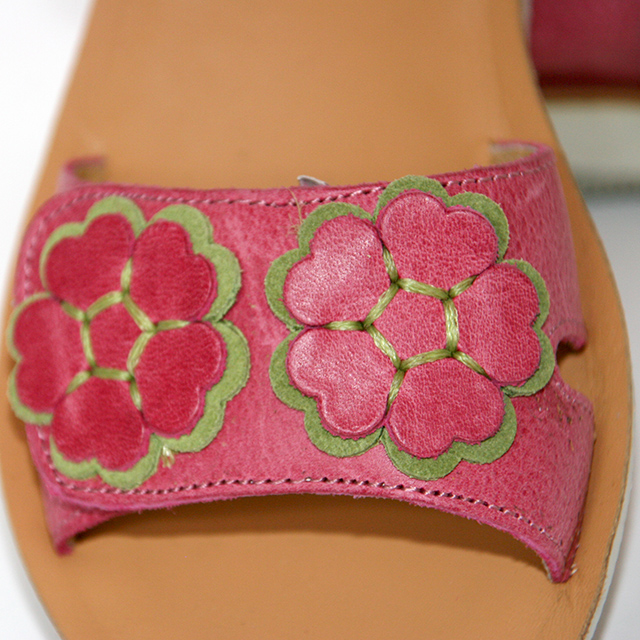 Сандалии Naturino украшены аппликацией контрастных кожаных цветков. Фото: 7