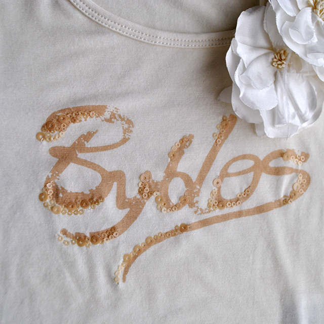 Светлая футболка для девочек Byblos. Цветы можно отстегнуть. Фото: 5