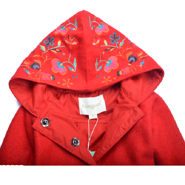 Фото 3: Шерстяное пальто с глубоким капюшоном, застегивается на кнопки, накладные карманы, пуговицы карманы и капюшон расшиты яркими цветами.