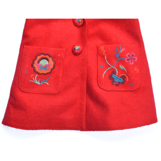 Фото 4: Шерстяное пальто с глубоким капюшоном, застегивается на кнопки, накладные карманы, пуговицы карманы и капюшон расшиты яркими цветами.