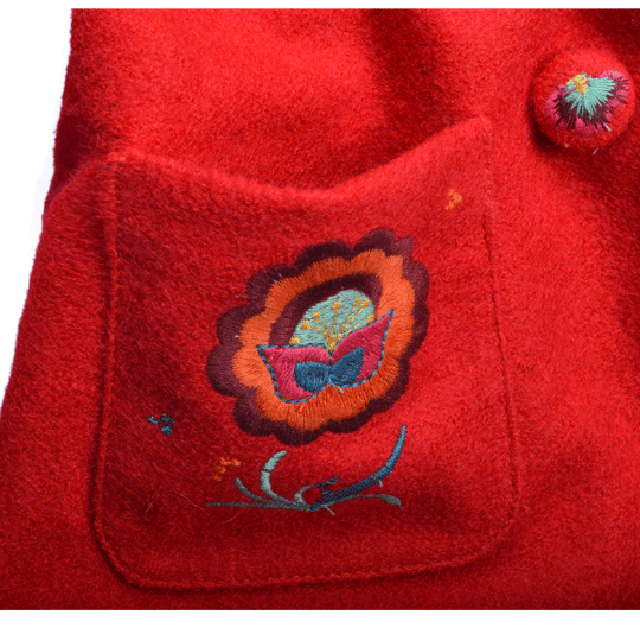 Фото 5: Шерстяное пальто с глубоким капюшоном, застегивается на кнопки, накладные карманы, пуговицы карманы и капюшон расшиты яркими цветами.