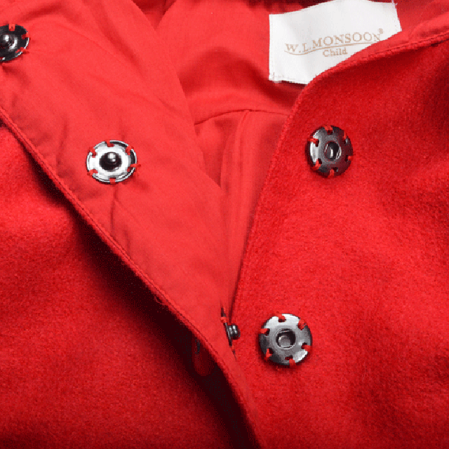 Фото 6: Шерстяное пальто с глубоким капюшоном, застегивается на кнопки, накладные карманы, пуговицы карманы и капюшон расшиты яркими цветами.