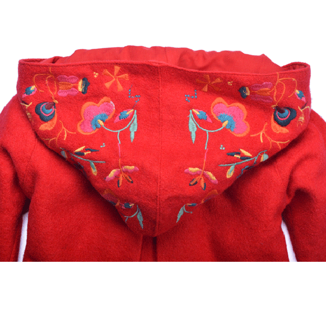 Фото 7: Шерстяное пальто с глубоким капюшоном, застегивается на кнопки, накладные карманы, пуговицы карманы и капюшон расшиты яркими цветами.