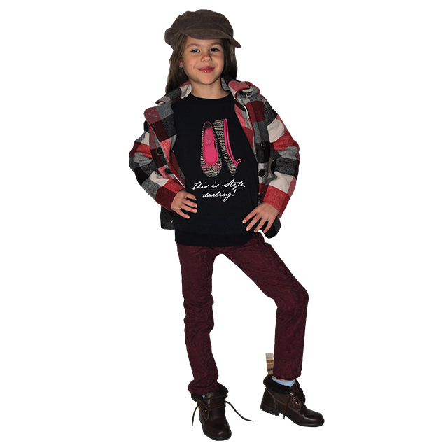 Детская толстовка с длинным рукавом цвета маренго. Рисунок на футболке украшен стразами. Фото: 5