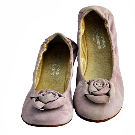 Туфли из натуральной замши сиреневого цвета. Нос украшен замшевой розой.